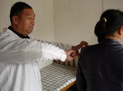 五絕指針技術動作之抬臂反勾指點穴手法